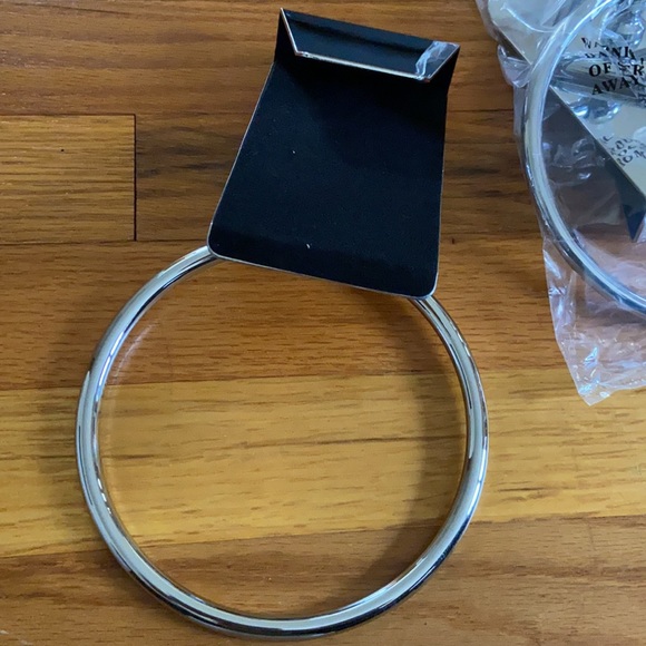 Brand new clip on towel ring set of 2 - Picture 3 of 4